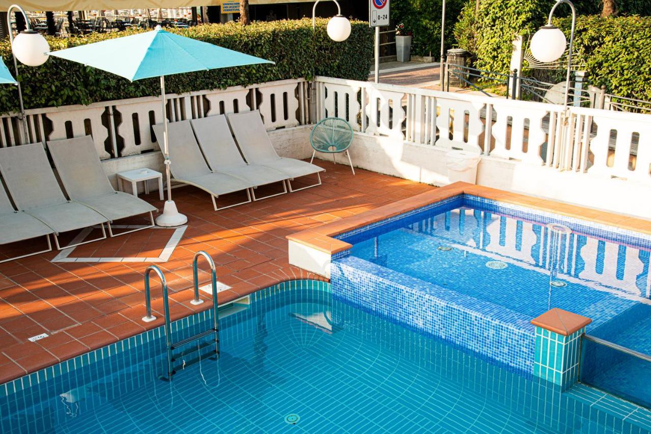 Hotel Savoy Каорле Екстериор снимка